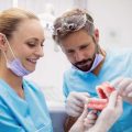 Как выбрать правильные имплантаты для замены зубов – советы от ведущих специалистов по имплантологии