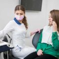 Как эффективно удалять зубной налет и предотвращать его образование – советы стоматолога