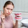 Причины образования зубного налета и его связь с заболеваниями полости рта – основные факторы и их последствия